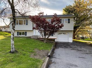 2 Twin Wells Ct, Middletown, NY 10940