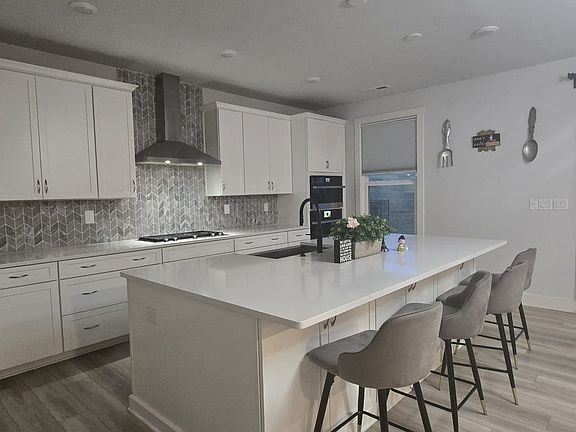 Kitchen with XL island with extra storing under.