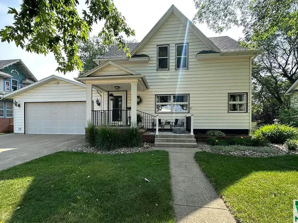 116 1st Ave NE, Sioux Center, IA 51250