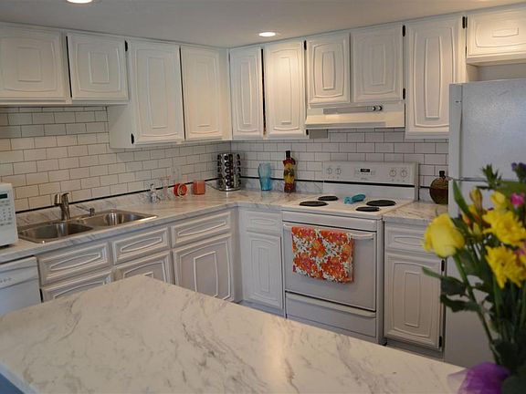 2nd image of 1077-313 Greenleaf Blvd