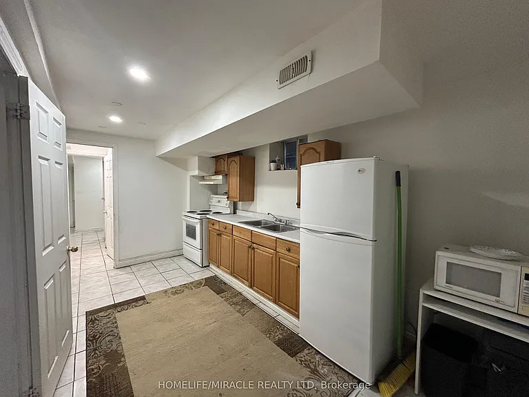 568 Oakwood Ave #BASEMENT — Photo 13