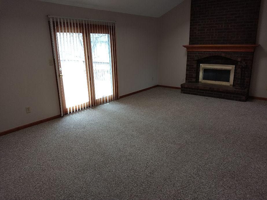 1st image of 405 SE Silver Ln
