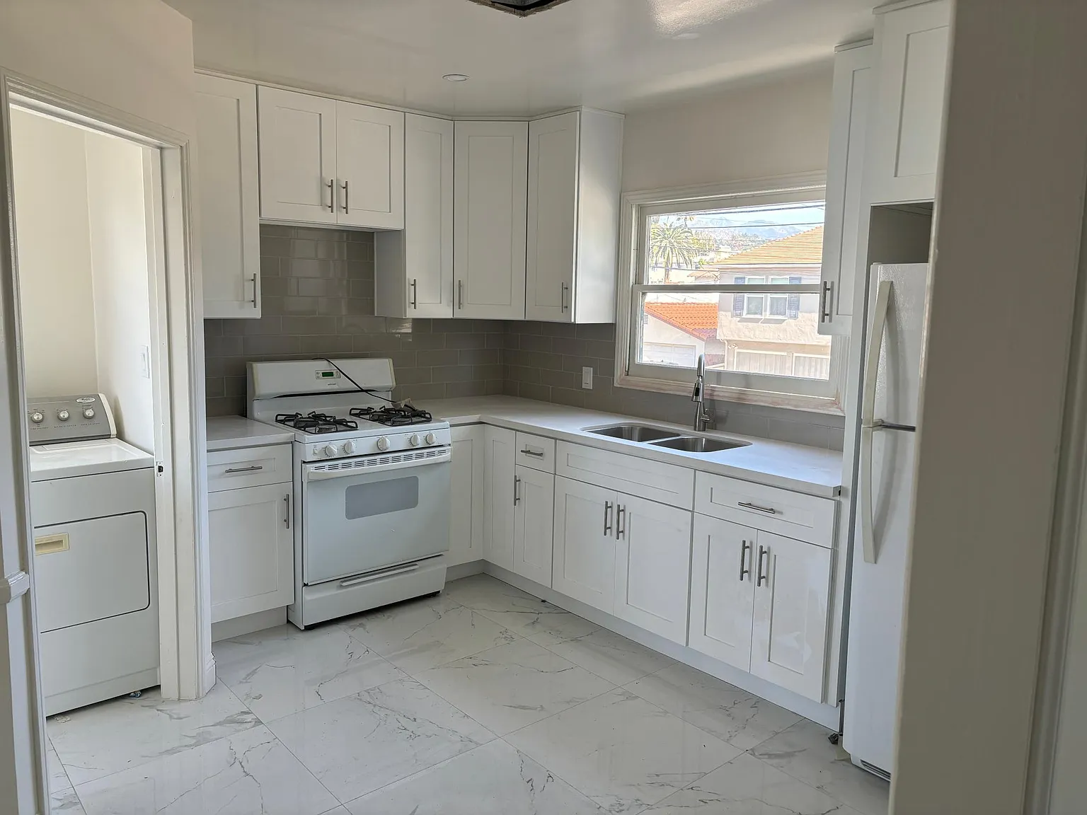 2 bed, 900 sqft, $2,400 — Photo 3