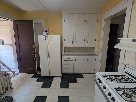 4th image of 2624 Parade St