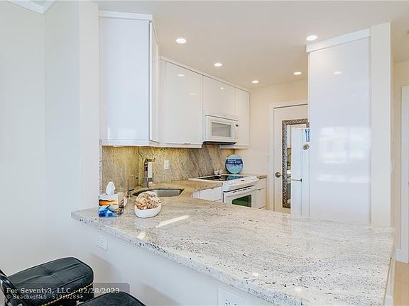 5th image of 3233 NE 34th St APT 1118