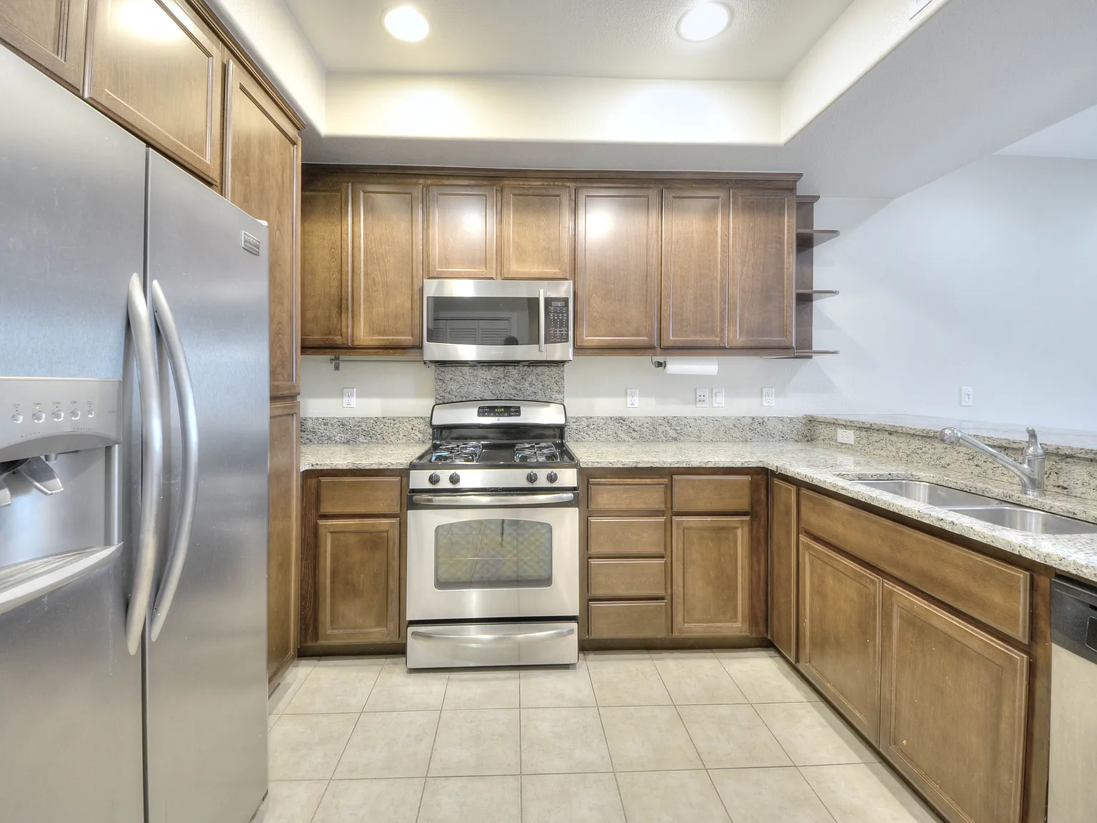 3 bed, 3.0 bath, 1336 sqft, $3,925 — Photo 3