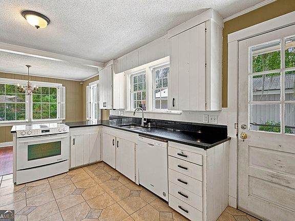 3rd image of 1222 Pine Ave