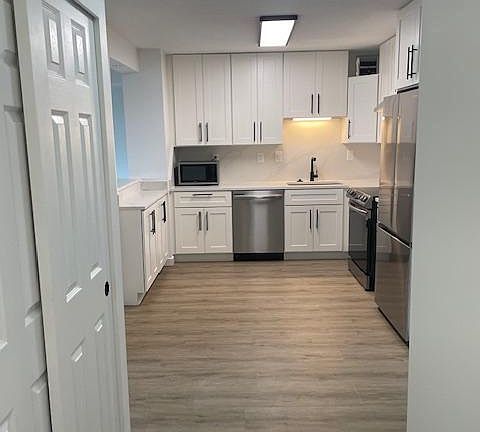 2nd image of 307 Yoakum Pkwy APT 1002