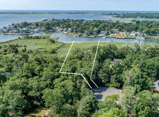 5 Fedak Ln, East Quogue, NY 11942