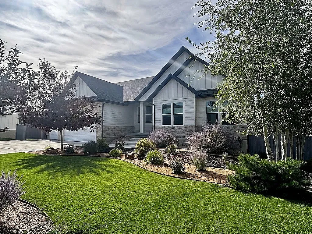 7 bed, 4010 sqft, $5,500 — Photo 1