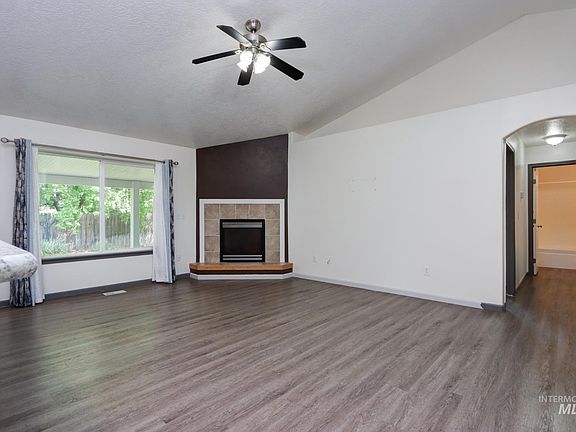 3rd image of 1120 E Fossilstone Ct