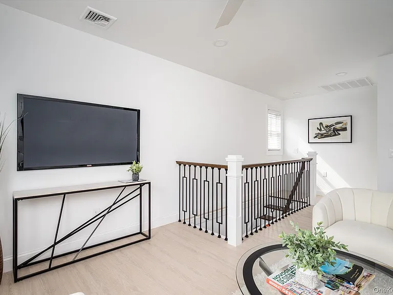 73 Stratford Rd — Photo 14