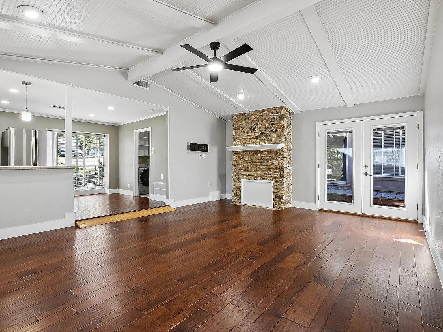 3 bed, 2.0 bath, 1682 sqft, $2,900 — Photo 4