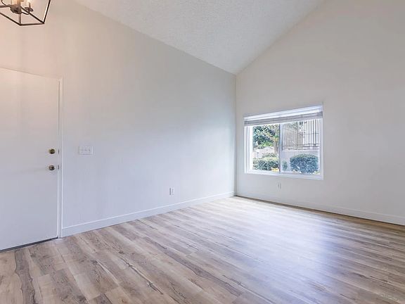 4th image of 5061 La Cuenta Dr
