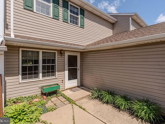 3rd image of 305 Stonegate Rd