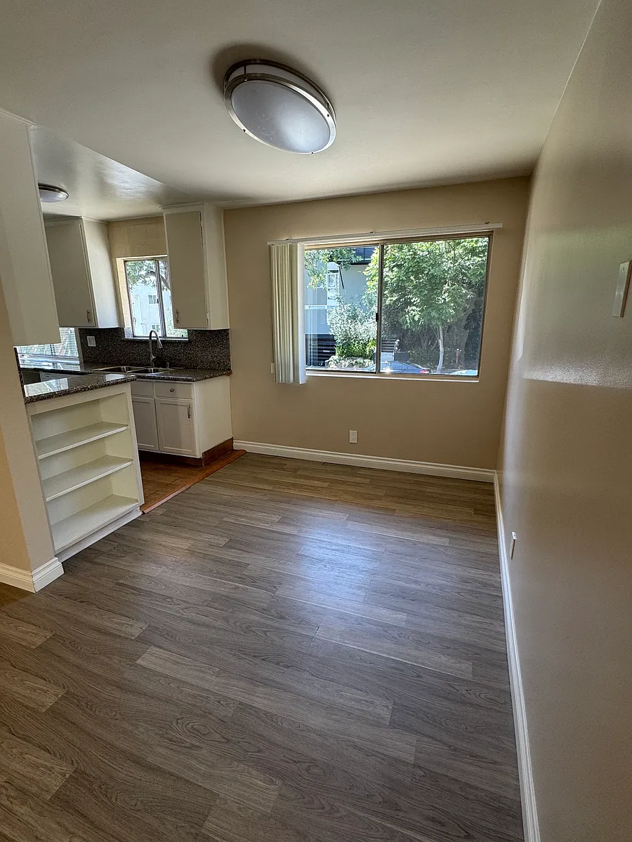 Building Photo - 1040 N Laurel Ave #1