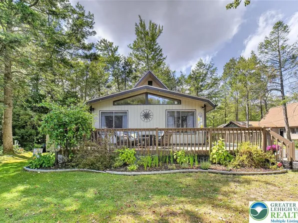 363 Sidney Ave, Pocono Summit, PA 18346