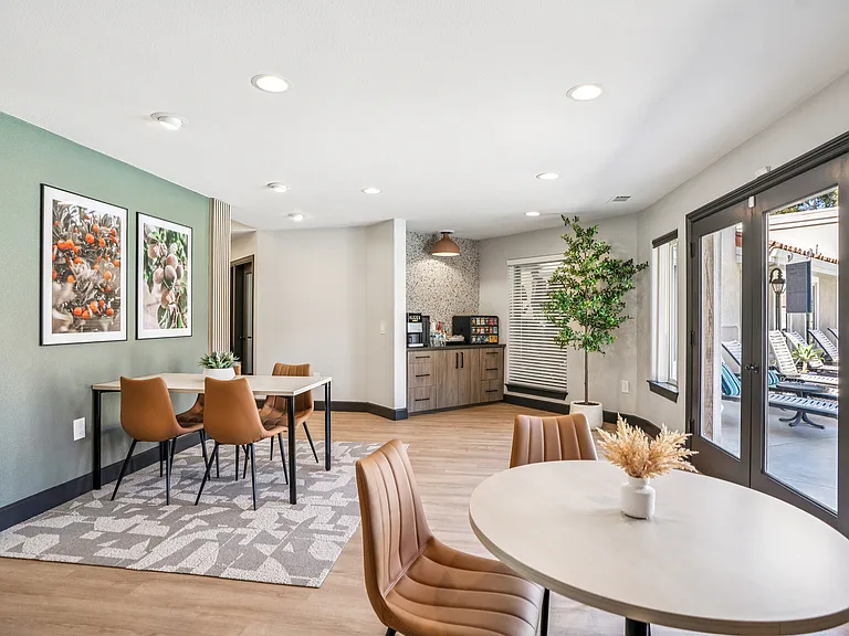 La Valencia Apartment Homes — Photo 12