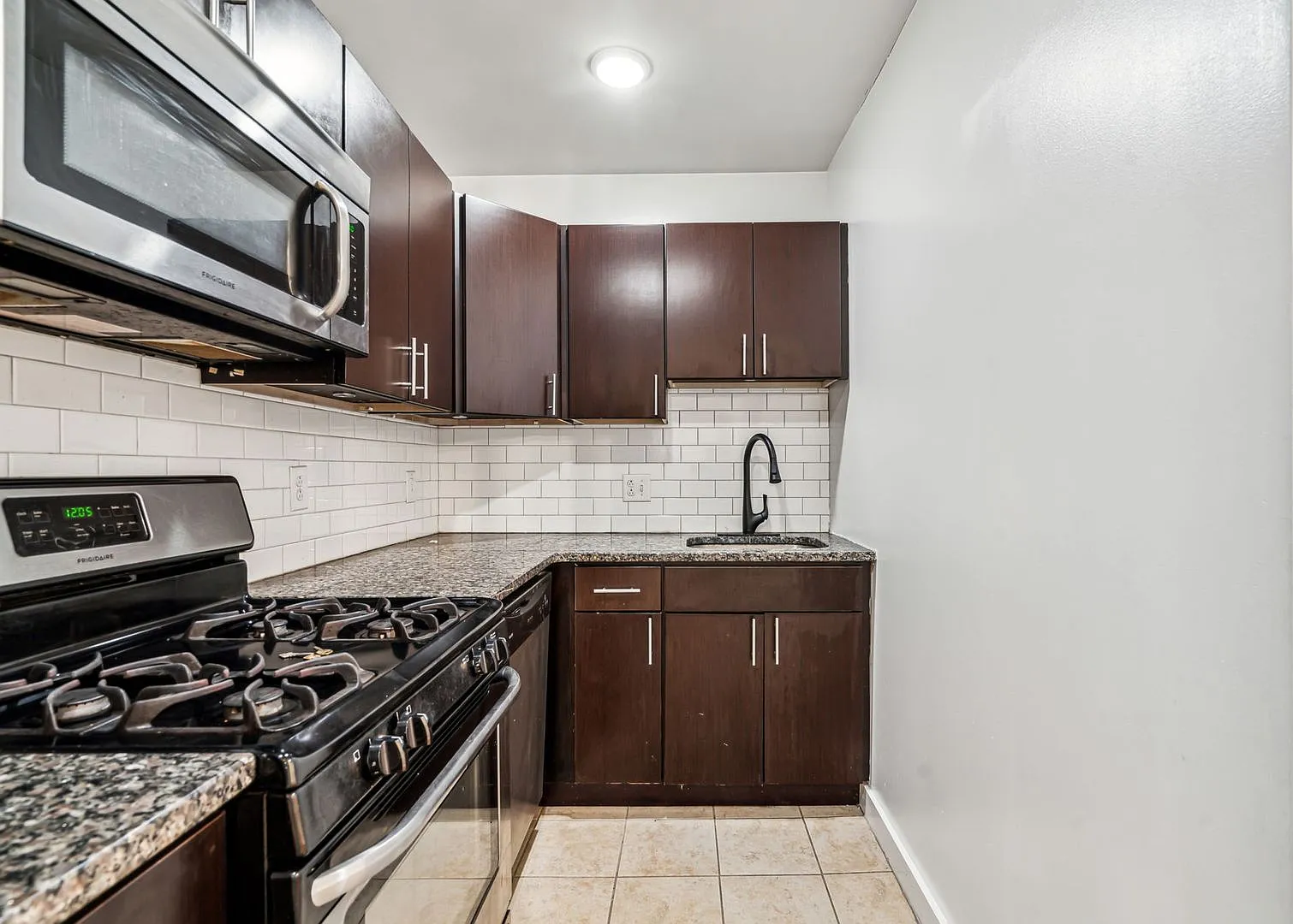 2 bed, 900 sqft, $1,490 — Photo 2