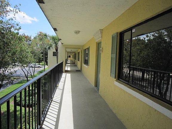 2nd image of 419 Meadows Cir #419