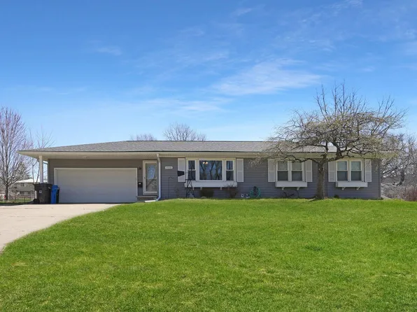 3312 Pridemore Dr, Cedar Falls, IA 50613
