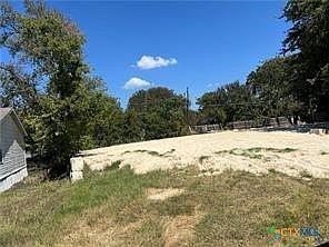 2nd image of 913 Pinewood Dr