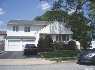 2931 Clubhouse Rd, Merrick, NY 11566