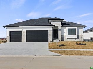 12376 Windsor Dr, Papillion, NE 68046