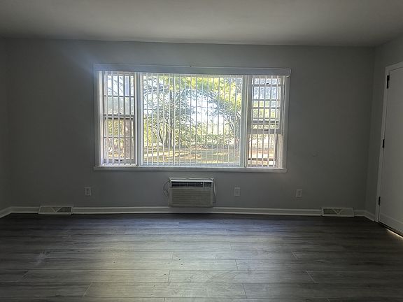4th image of 3221 Holiday Dr