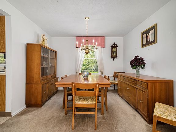5th image of 128 Clearbrook Dr