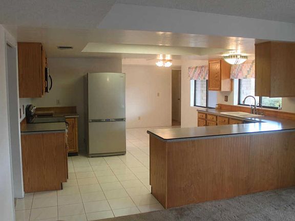 5th image of 660 N Constitution Dr