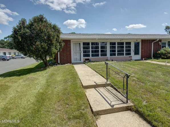 670A New Castle Court, Lakewood, NJ 08701