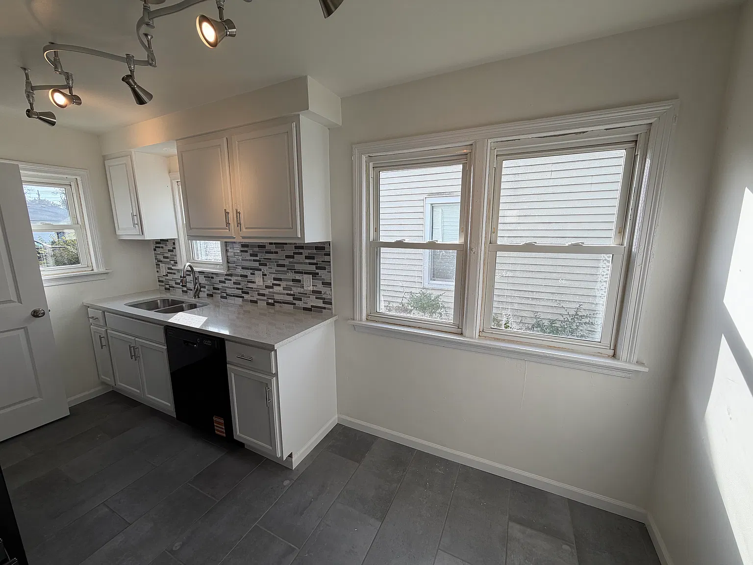 4 bed, 1.5 bath, 1632 sqft, $2,100 — Photo 3