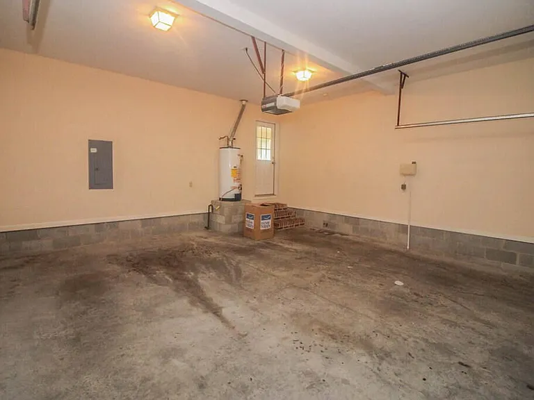 246 Farmington Dr W — Photo 29