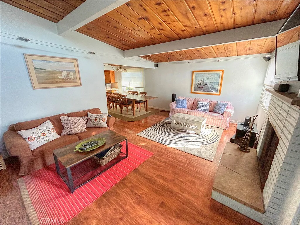 3 bed, 1328 sqft, $4,550 — Photo 2
