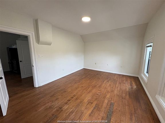 4th image of 454 Crawford Ave