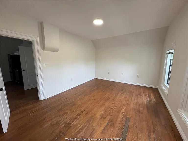 454 Crawford Ave — Photo 4