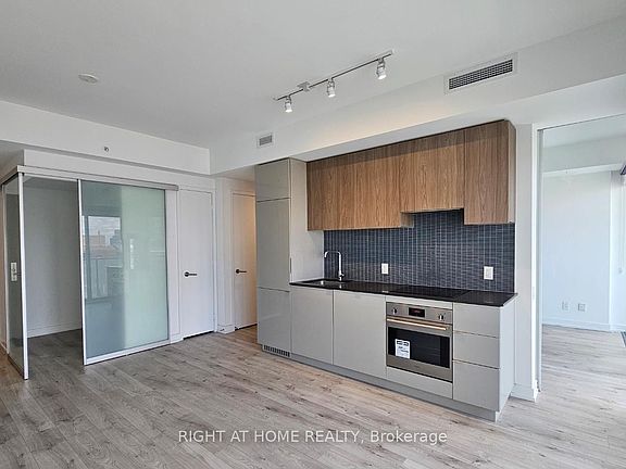 4th image of 161 Roehampton Ave #1502