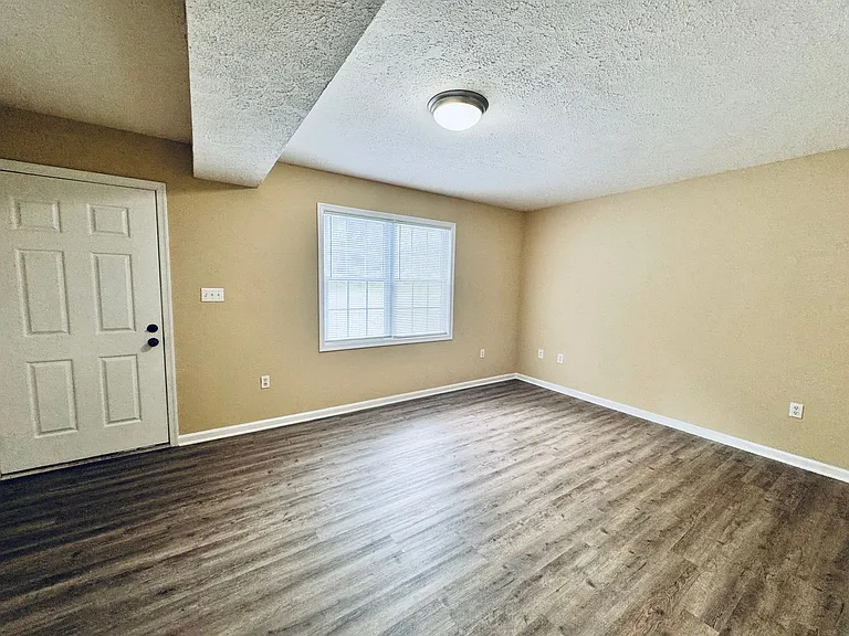 802 Middle St — Photo 5