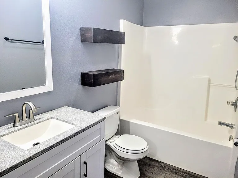 1128 Leonard Ave — Photo 4