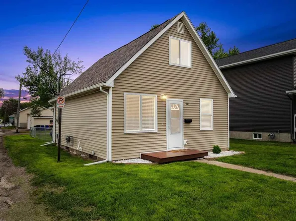 921 4th St SW, Cedar Rapids, IA 52404