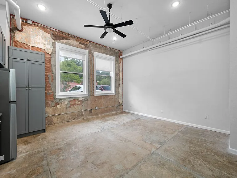 Modern, Industrial Flats in Tampa Heights — Photo 19