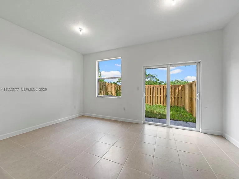 1533 SE 27th Rd — Photo 4