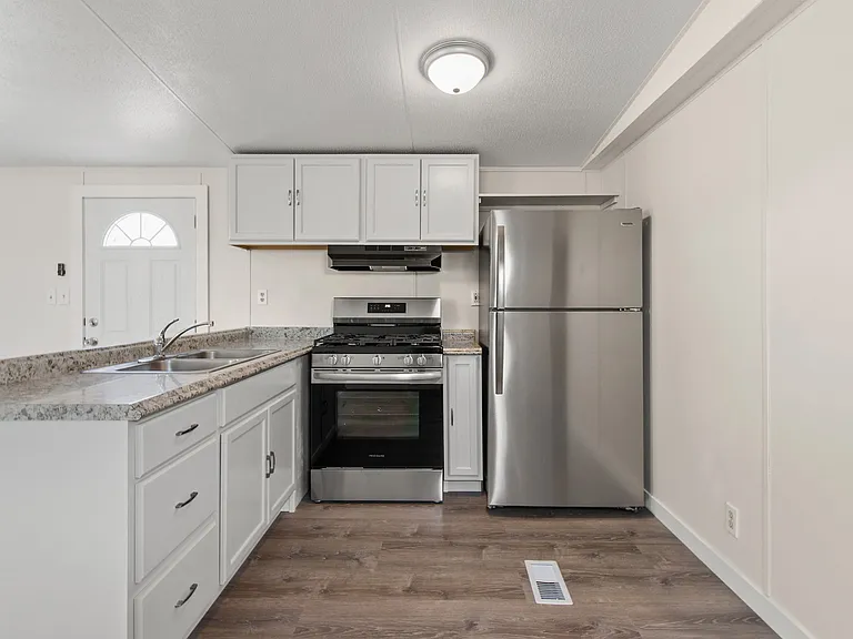 2074 E 8th St #4 — Photo 5