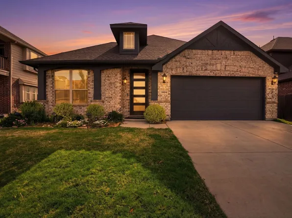 10004 White Pine Dr, Fort Worth, TX 76131