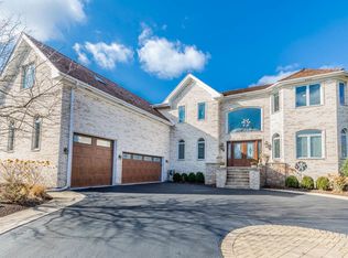 5 Enclave Way, Hawthorn Woods, IL 60047