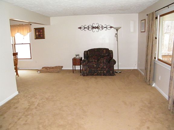 LIVING ROOM RIVER RD