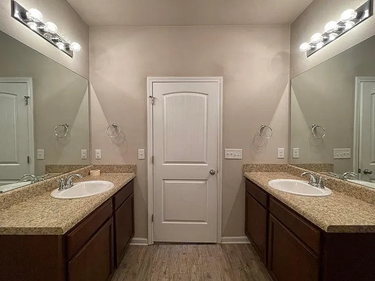 186 Cornelia St — Photo 16
