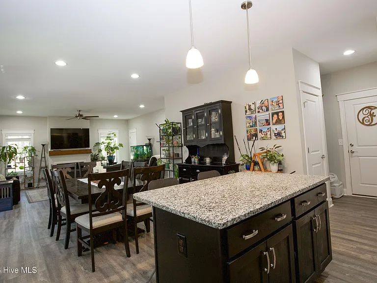 643 Lilac Ln — Photo 17