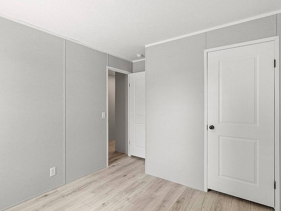 5th image of 33 Lindamede Dr #13